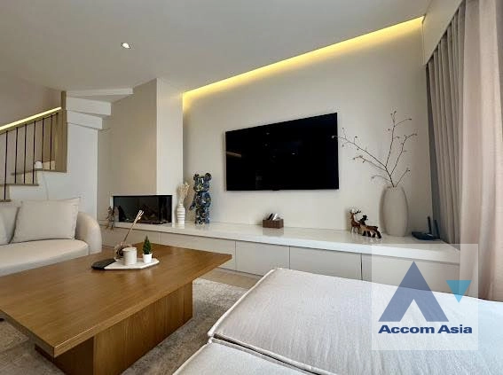 unit 3 Bedrooms  Condominium For Rent in Sukhumvit, Bangkok  near BTS Ekkamai (AA42274)