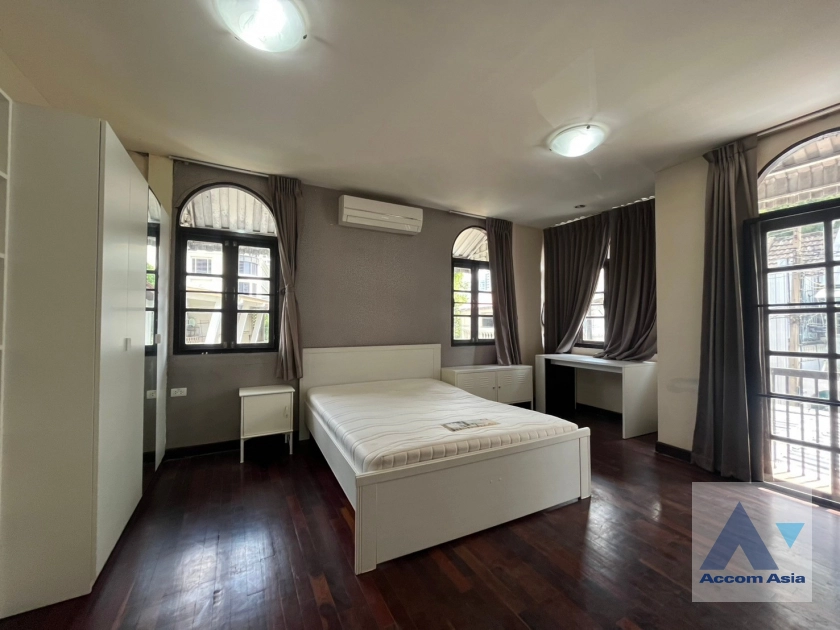 unitPet friendly |  3 Bedrooms  House For Rent & Sale in Sukhumvit, Bangkok  near BTS Phrom Phong (AA42302)