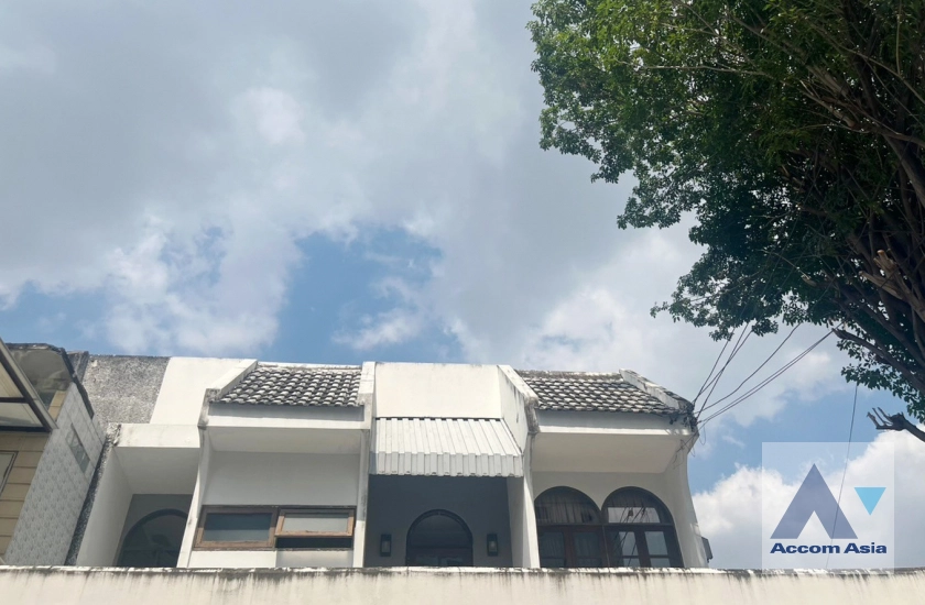 unitPet friendly |  3 Bedrooms  House For Rent & Sale in Sukhumvit, Bangkok  near BTS Phrom Phong (AA42302)
