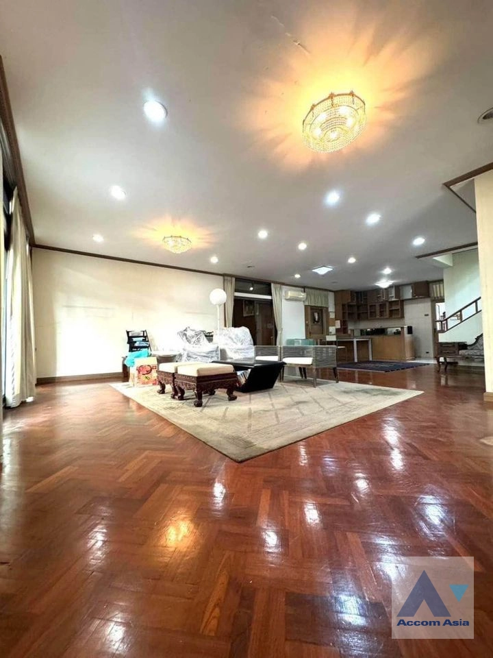 8  3 br House for rent and sale in Sukhumvit ,Bangkok BTS Ekkamai AA42371