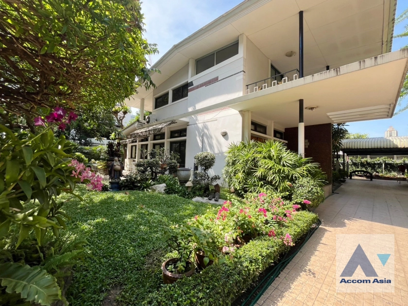  1  3 br House for rent and sale in Sukhumvit ,Bangkok BTS Ekkamai AA42371