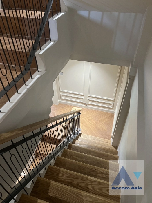  1  4 br House For Sale in Sukhumvit ,Bangkok BTS Ekkamai AA42407