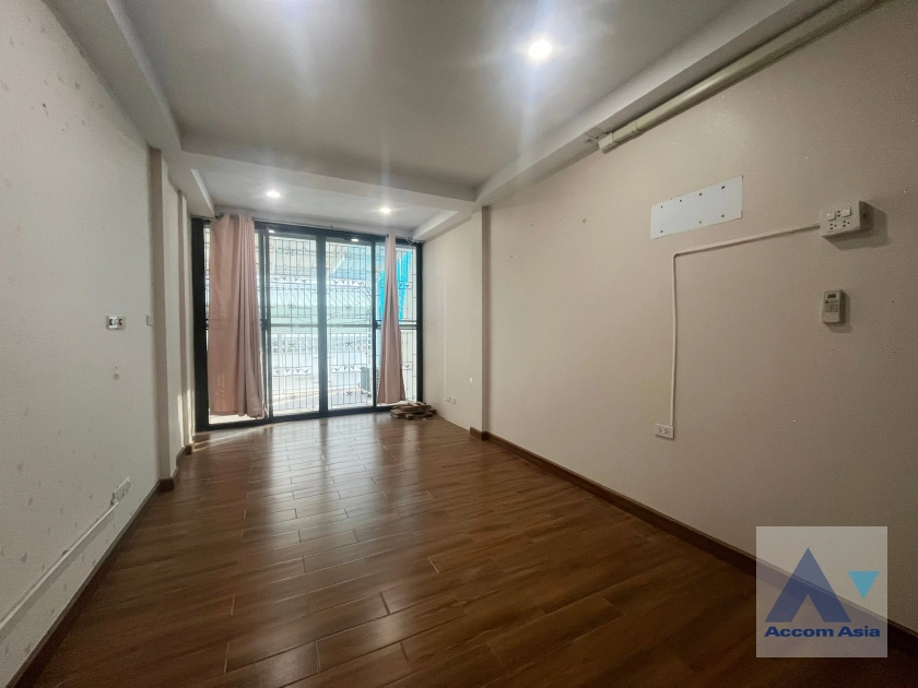 unitTownhouse in Ekkamai with modern charm (AA42408)