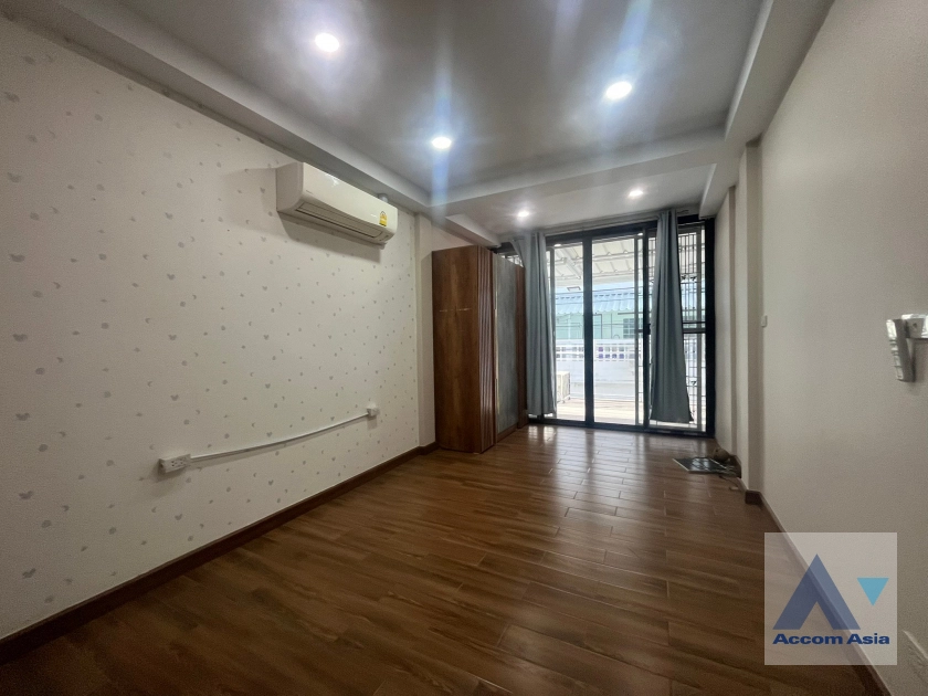 unitTownhouse in Ekkamai with modern charm (AA42408)
