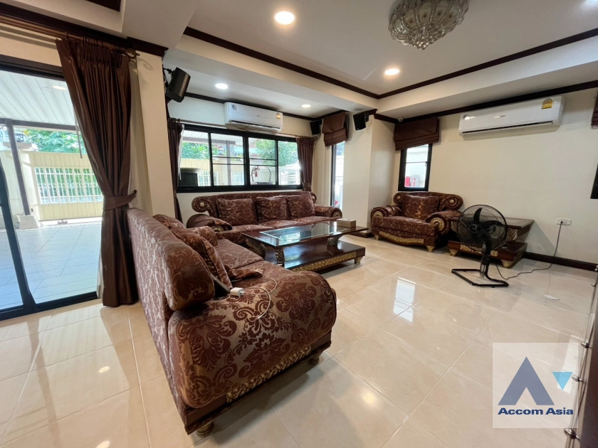 unit 4 Bedrooms  House For Sale in Sukhumvit, Bangkok  near BTS Phra khanong (AA42411)