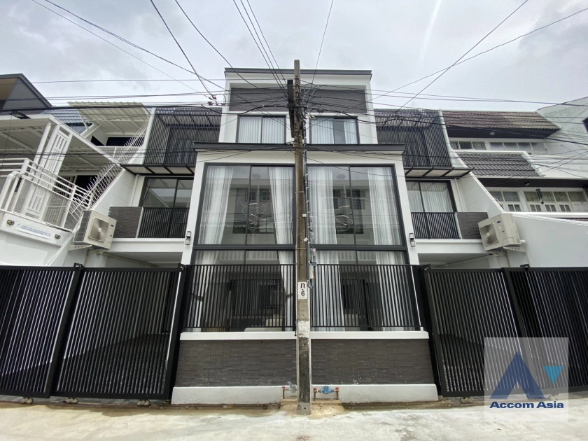 23  3 br Townhouse for rent and sale in Sukhumvit ,Bangkok BTS Ekkamai AA42420
