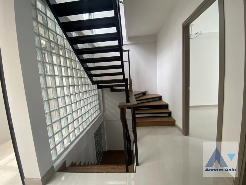 8  3 br Townhouse for rent and sale in Sukhumvit ,Bangkok BTS Ekkamai AA42420