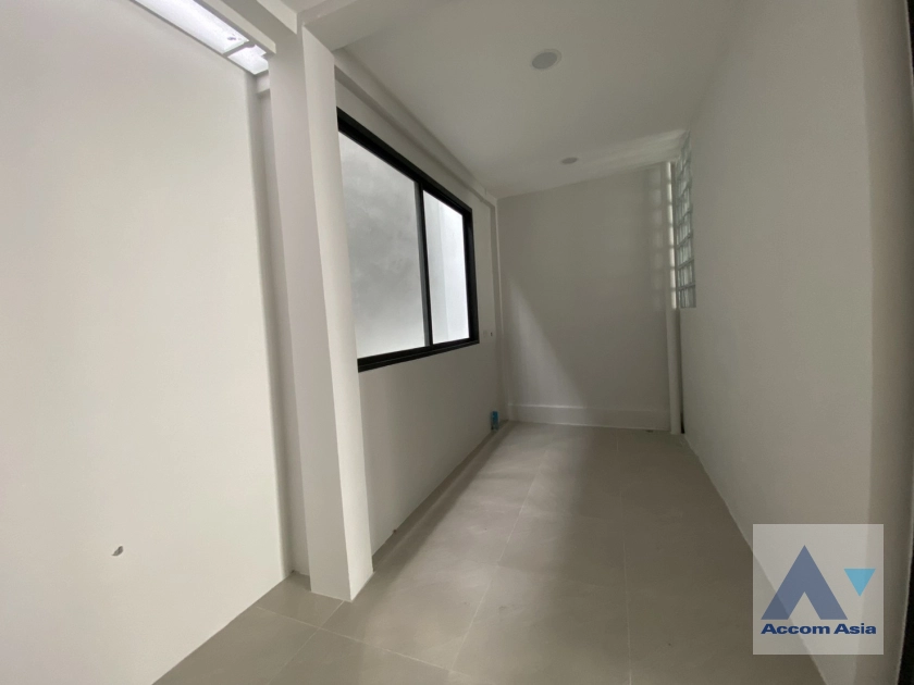12  3 br Townhouse for rent and sale in Sukhumvit ,Bangkok BTS Ekkamai AA42420