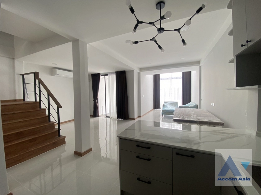 6  3 br Townhouse for rent and sale in Sukhumvit ,Bangkok BTS Ekkamai AA42420