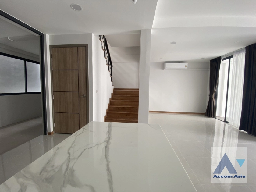 7  3 br Townhouse for rent and sale in Sukhumvit ,Bangkok BTS Ekkamai AA42420