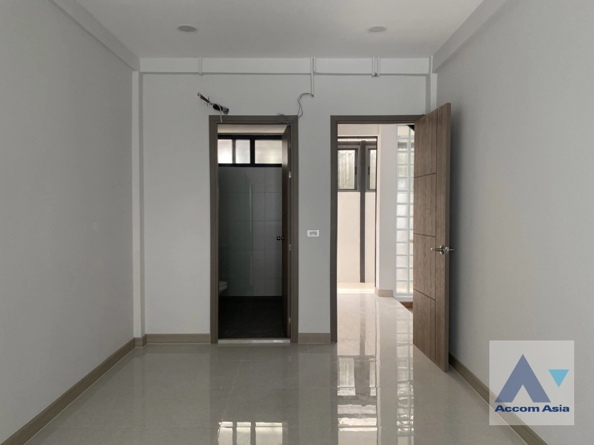 14  3 br Townhouse for rent and sale in Sukhumvit ,Bangkok BTS Ekkamai AA42420