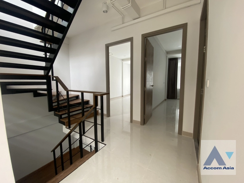 10  3 br Townhouse for rent and sale in Sukhumvit ,Bangkok BTS Ekkamai AA42420