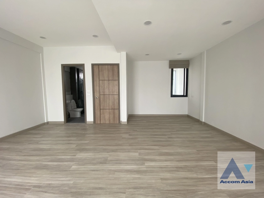 16  3 br Townhouse for rent and sale in Sukhumvit ,Bangkok BTS Ekkamai AA42420