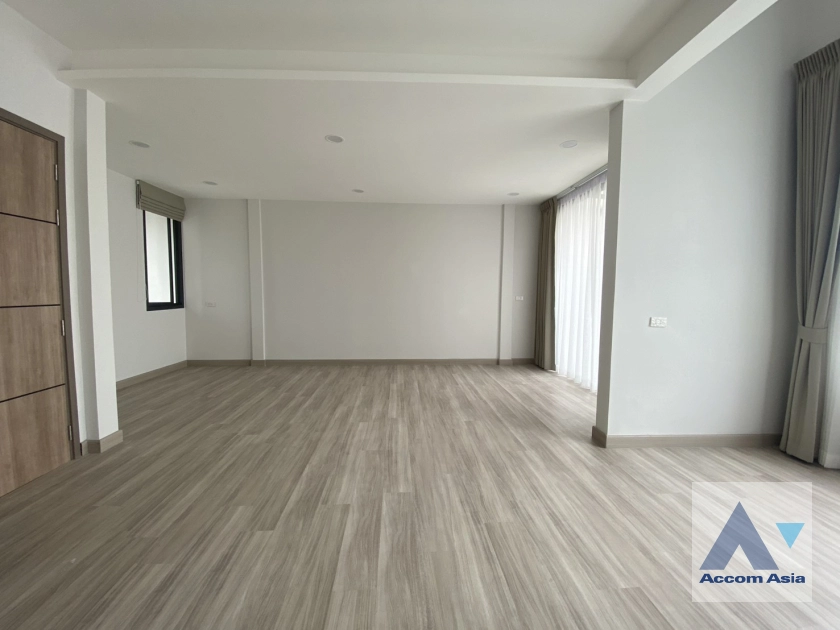 18  3 br Townhouse for rent and sale in Sukhumvit ,Bangkok BTS Ekkamai AA42420