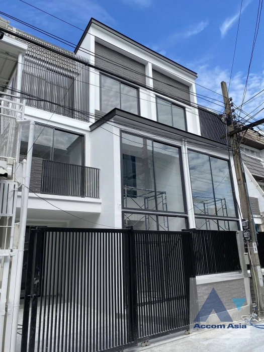7  3 br Townhouse for rent and sale in Sukhumvit ,Bangkok BTS Ekkamai AA42421