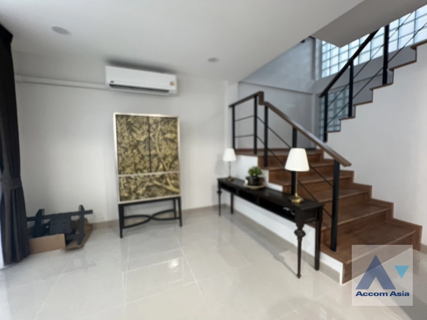 5  3 br Townhouse for rent and sale in Sukhumvit ,Bangkok BTS Ekkamai AA42421
