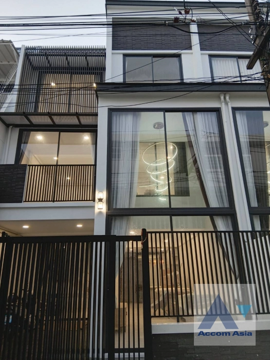 unitHome Office | Elegant townhouse with natural light and modern layout (AA42421)