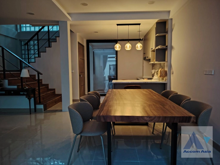 unitHome Office | Elegant townhouse with natural light and modern layout (AA42421)