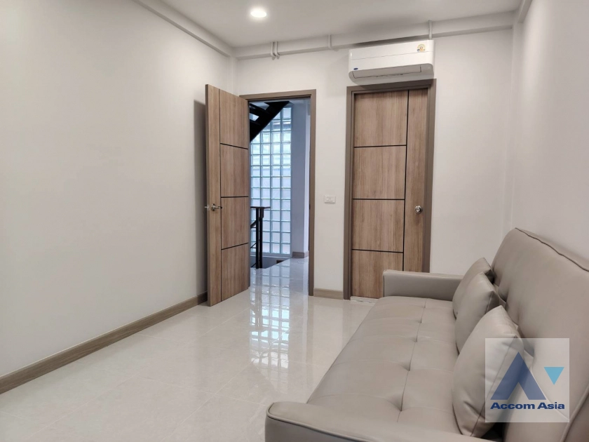 18  3 br Townhouse for rent and sale in Sukhumvit ,Bangkok BTS Ekkamai AA42421