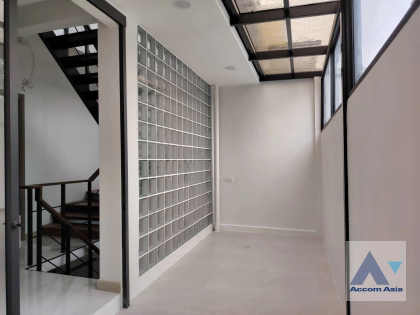 20  3 br Townhouse for rent and sale in Sukhumvit ,Bangkok BTS Ekkamai AA42421