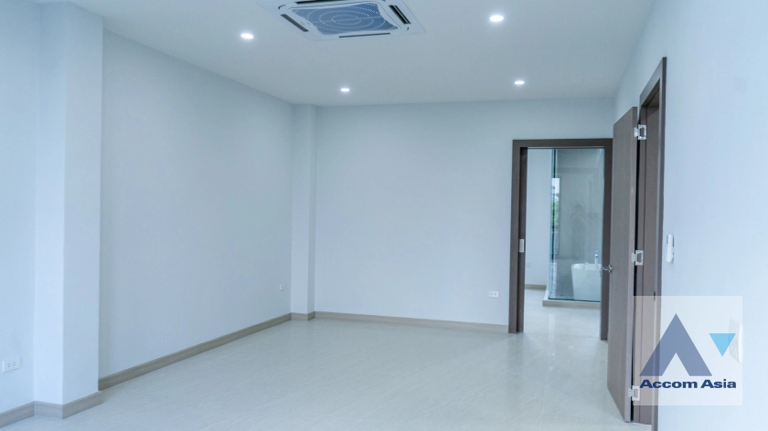 8  3 br House for rent and sale in Sukhumvit ,Bangkok BTS On Nut AA42433