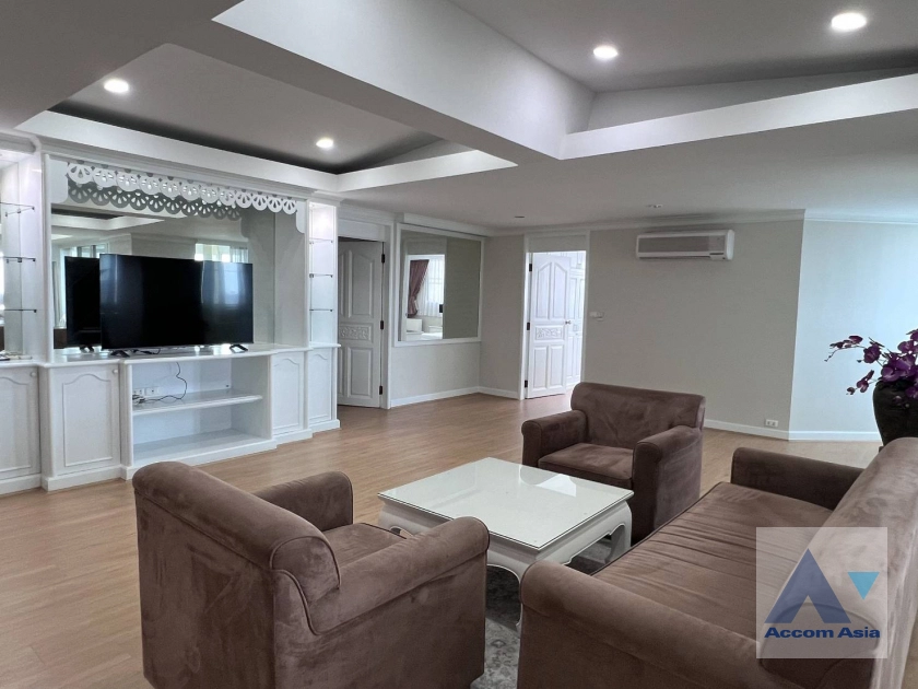 unit 4 Bedrooms  Condominium For Rent in Sukhumvit, Bangkok  near BTS Ekkamai (AA42447)