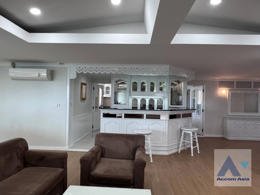 unit 4 Bedrooms  Condominium For Rent in Sukhumvit, Bangkok  near BTS Ekkamai (AA42447)
