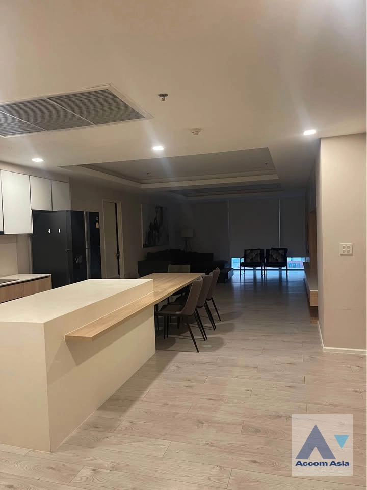 unit 3 Bedrooms  Condominium For Rent in Sukhumvit, Bangkok  near BTS Ekkamai (AA42463)
