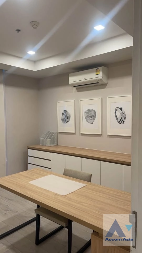 unit 3 Bedrooms  Condominium For Rent in Sukhumvit, Bangkok  near BTS Ekkamai (AA42463)