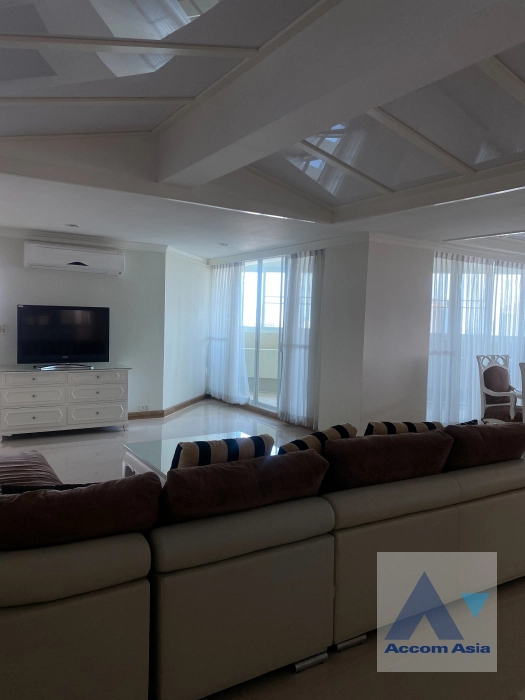 unit 4 Bedrooms  Condominium For Rent in Sukhumvit, Bangkok  near BTS Ekkamai (AA42468)