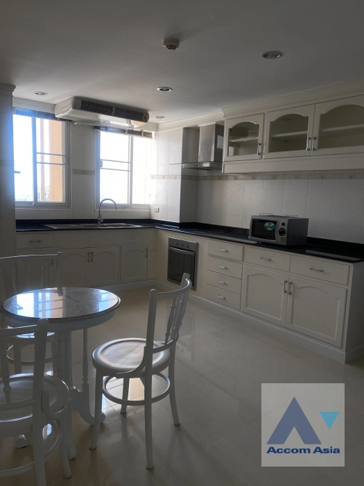 unit 4 Bedrooms  Condominium For Rent in Sukhumvit, Bangkok  near BTS Ekkamai (AA42468)