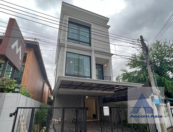 unit 3 Bedrooms  House For Rent & Sale in Sukhumvit, Bangkok  near BTS Ekkamai (AA42494)