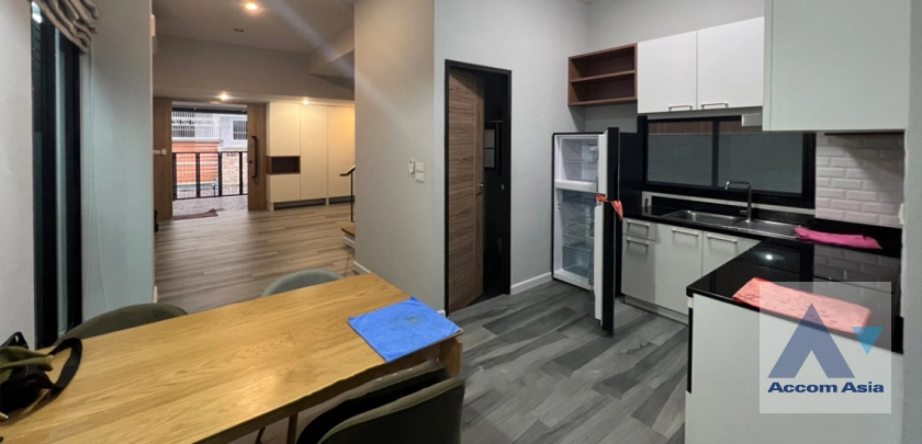 unit 3 Bedrooms  House For Rent & Sale in Sukhumvit, Bangkok  near BTS Ekkamai (AA42494)