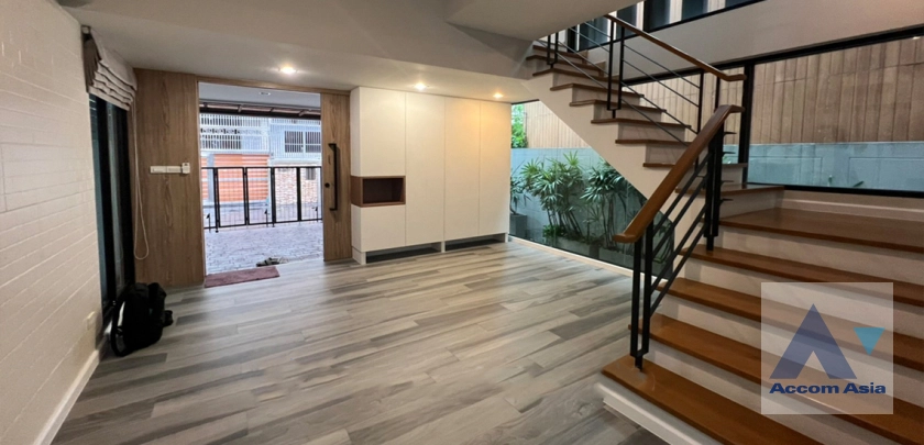 unit 3 Bedrooms  House For Rent & Sale in Sukhumvit, Bangkok  near BTS Ekkamai (AA42494)