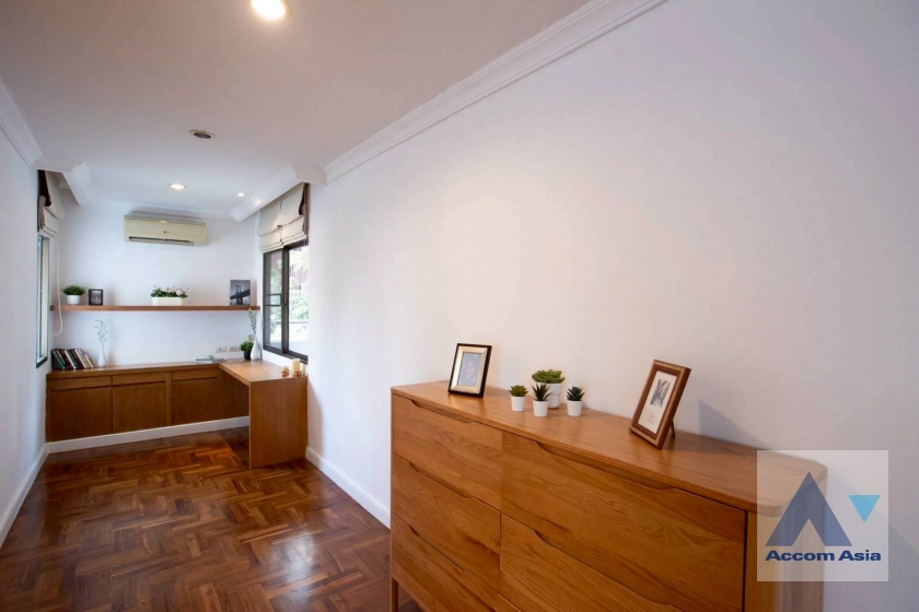 11  3 br Apartment for rent and sale in Sukhumvit ,Bangkok BTS Phrom Phong at 10 Mins from BTS with Shuttle Bus Service AA42523