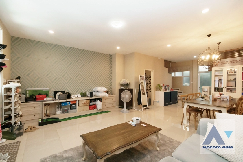 unit 4 Bedrooms  Townhouse For Sale in Sukhumvit, Bangkok  near BTS Bang Chak (AA42527)
