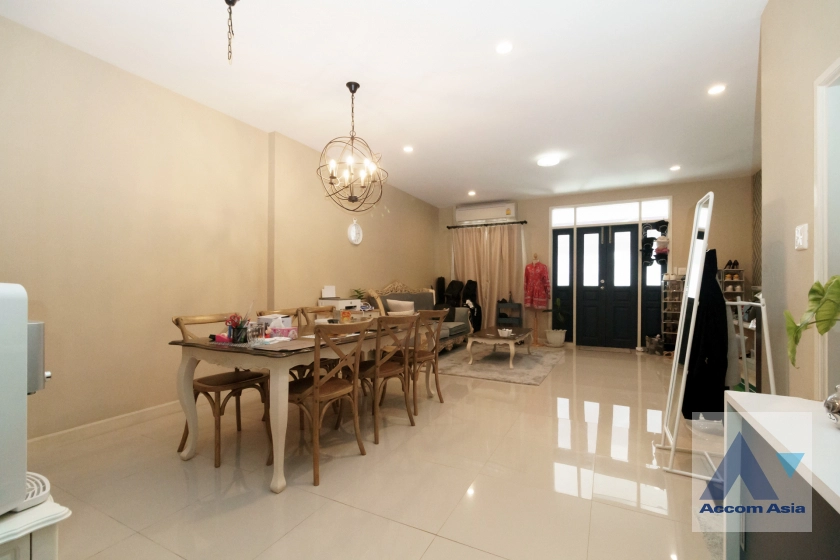 unit 4 Bedrooms  Townhouse For Sale in Sukhumvit, Bangkok  near BTS Bang Chak (AA42527)