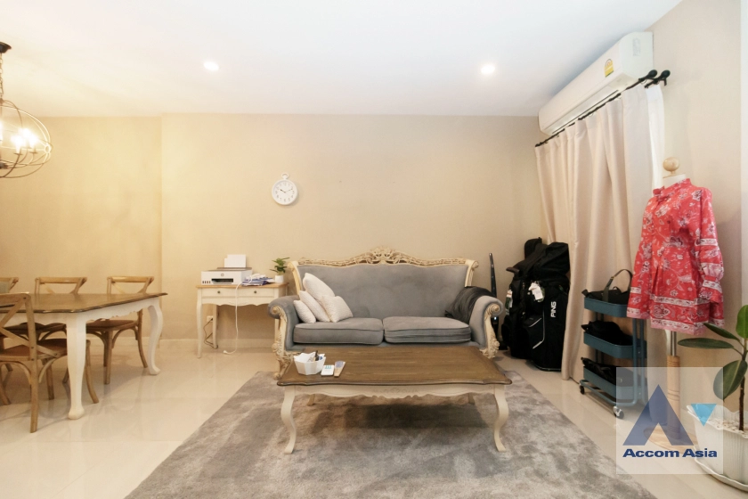 unit 4 Bedrooms  Townhouse For Sale in Sukhumvit, Bangkok  near BTS Bang Chak (AA42527)