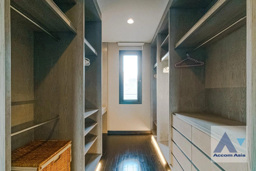 32  4 br House For Rent in Sukhumvit ,Bangkok BTS Ekkamai AA42532