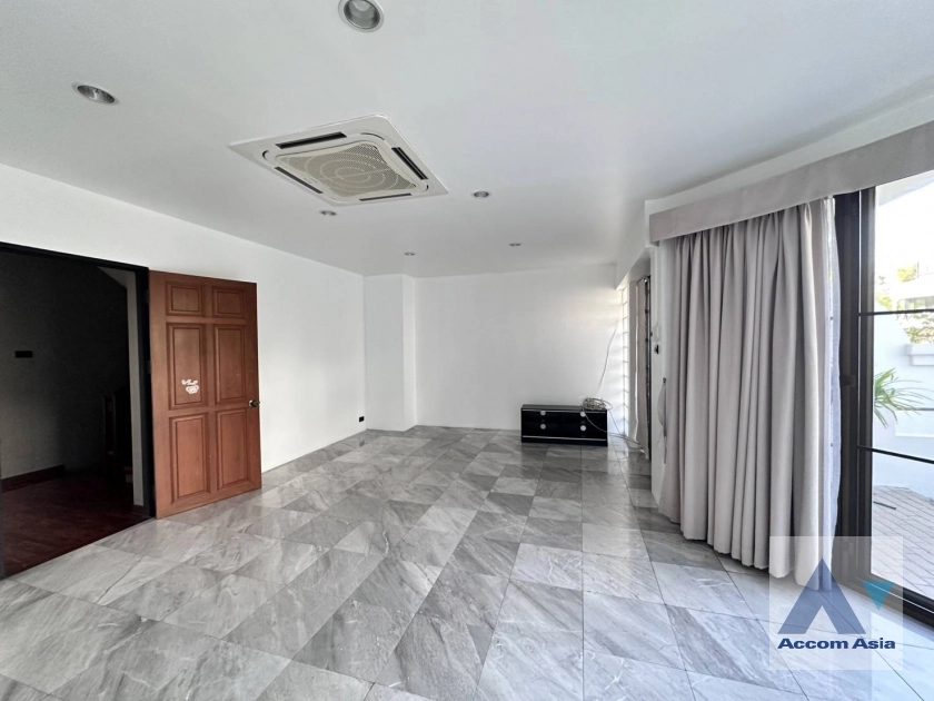 11  3 br Townhouse For Rent in Sathorn ,Bangkok BRT Nararam 3 at Modern style AA42616