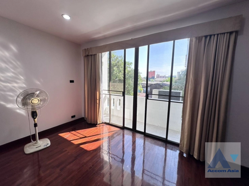 6  3 br Townhouse For Rent in Sathorn ,Bangkok BRT Nararam 3 at Modern style AA42616