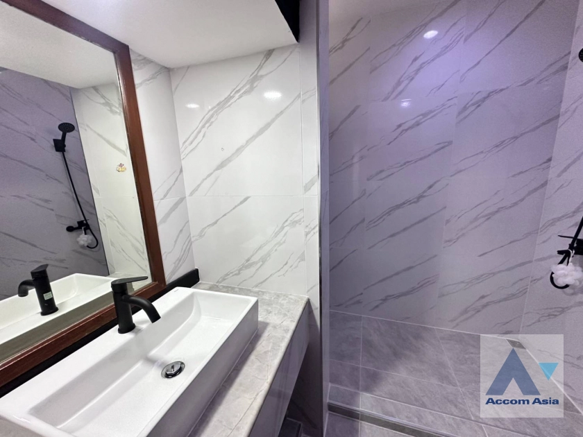 13  3 br Townhouse For Rent in Sathorn ,Bangkok BRT Nararam 3 at Modern style AA42616