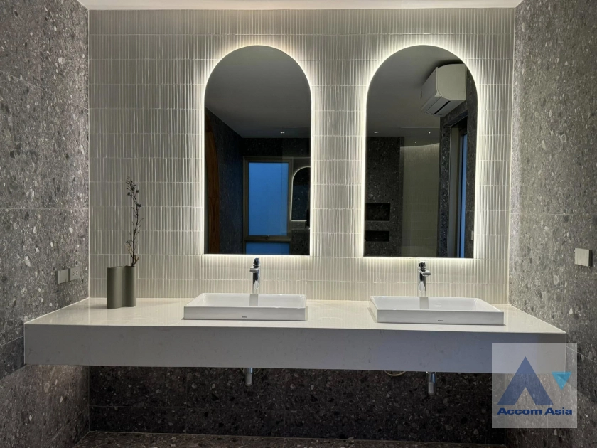 17  2 br House for rent and sale in Ratchadaphisek ,Bangkok BTS Ratchayothin AA42648