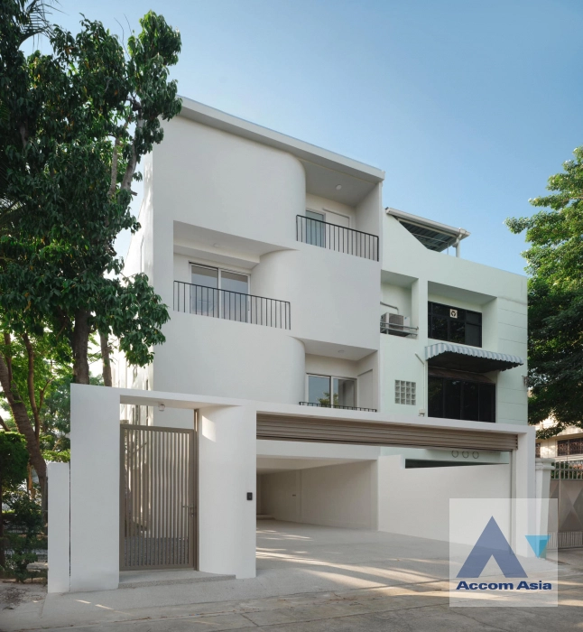  2  2 br House for rent and sale in Ratchadaphisek ,Bangkok BTS Ratchayothin AA42648
