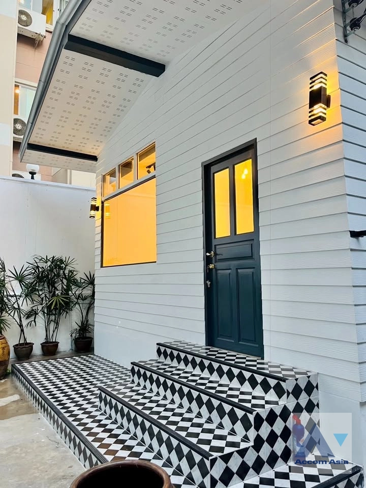 4  1 br House for rent and sale in Sathorn ,Bangkok BTS Surasak AA42649