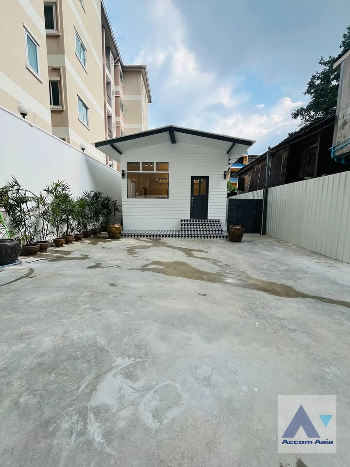 6  1 br House for rent and sale in Sathorn ,Bangkok BTS Surasak AA42649