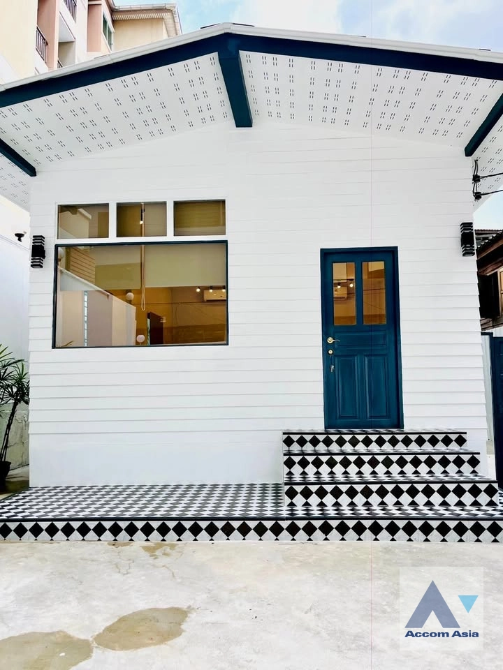 5  1 br House for rent and sale in Sathorn ,Bangkok BTS Surasak AA42649