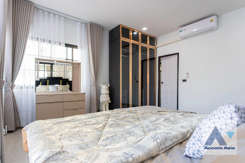 53  5 br House For Rent in Ratchadaphisek ,Bangkok MRT Lat Phrao at Busarakum Place AA42683