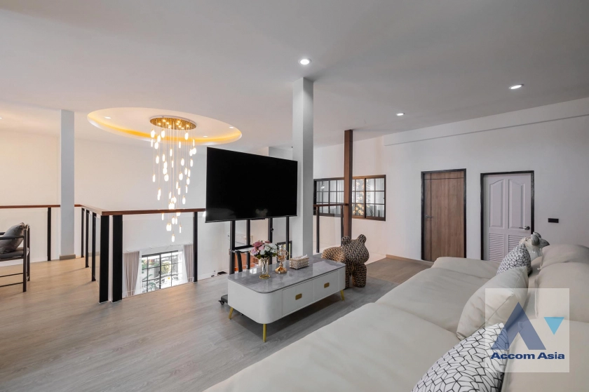 24  5 br House For Rent in Ratchadaphisek ,Bangkok MRT Lat Phrao at Busarakum Place AA42683