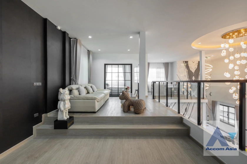 22  5 br House For Rent in Ratchadaphisek ,Bangkok MRT Lat Phrao at Busarakum Place AA42683